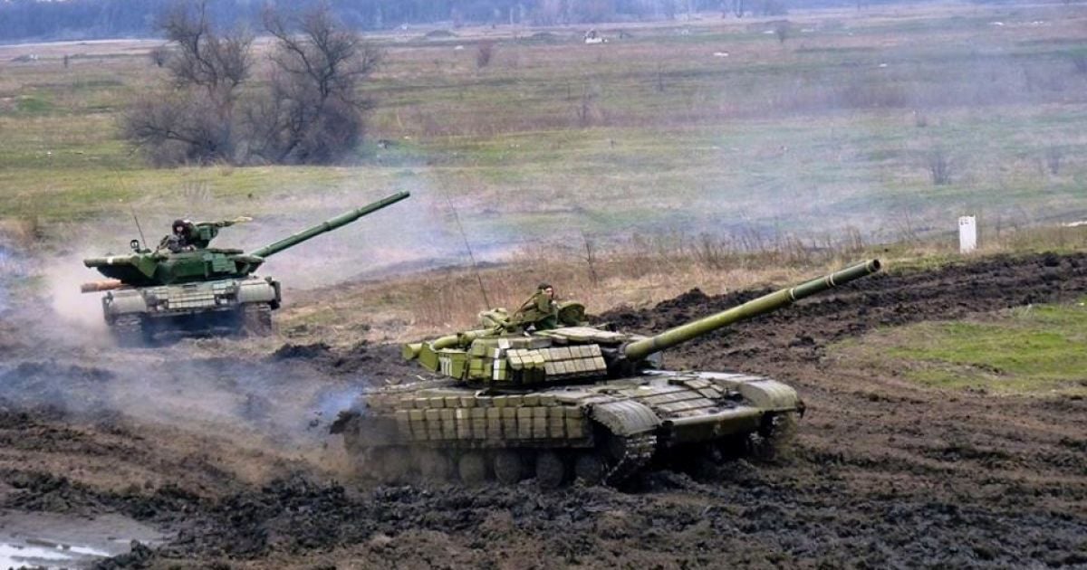 Танкісти, призвані за мобілізацією, навчаються у польових умовах.