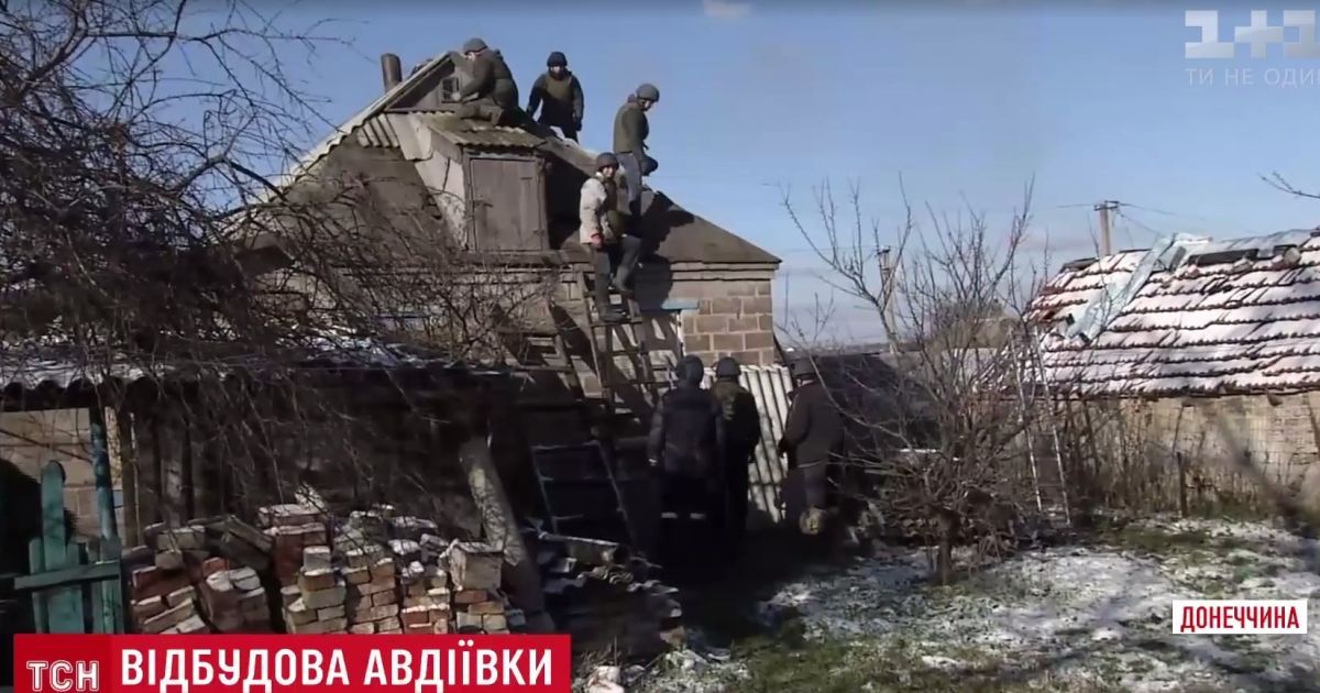 Мешканці Авдіївки дивують ремонтників із Сумщини байками про обстріли ЗСУ