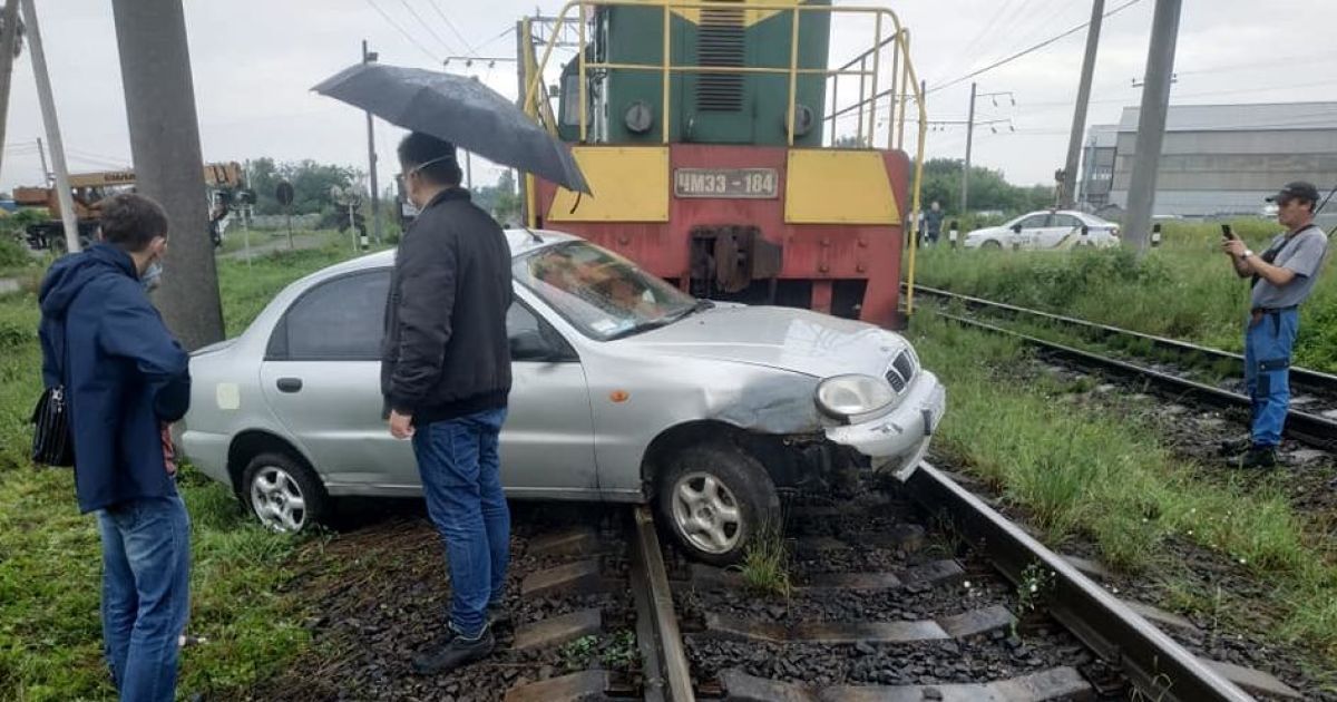 У Львові поїзд збив авто - водія госпіталізували