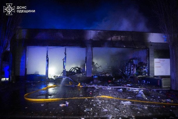 В Одесі рятувальники працювали одночасно на різних локаціях. / © ГУ ДСНС в Одеській області