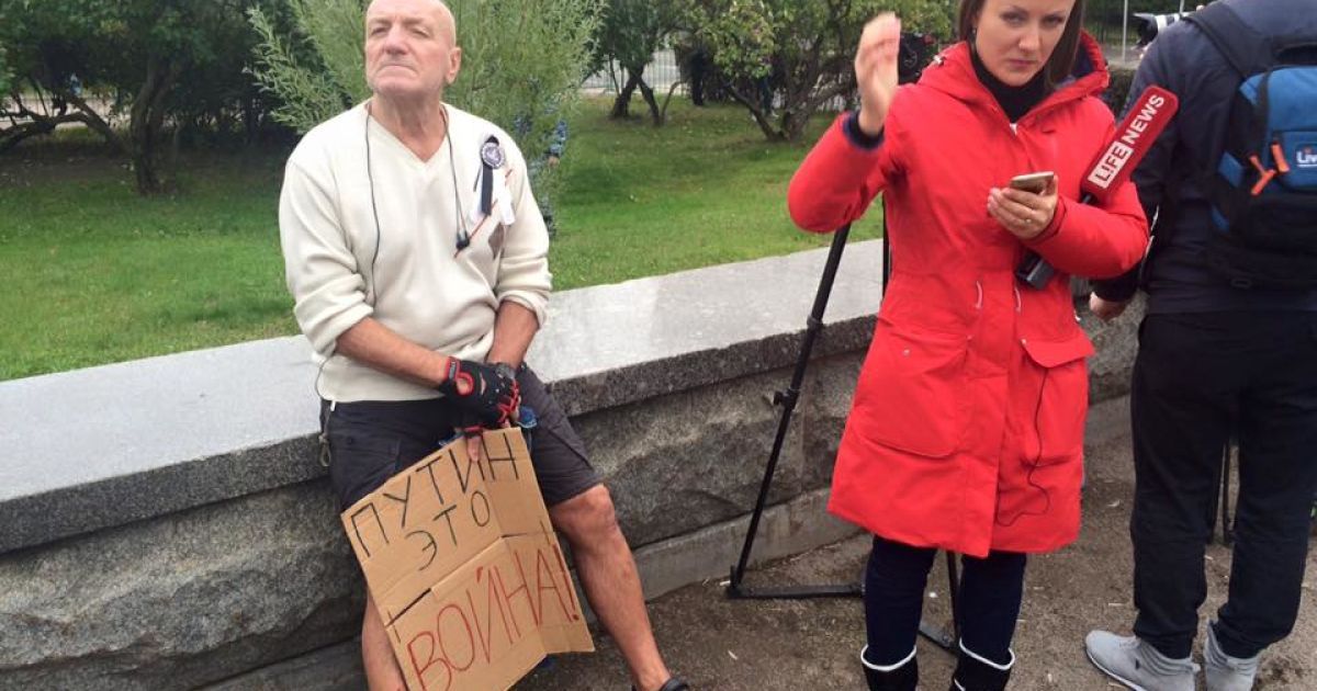 Антивоенный фитинг в Москве (фото из Facebook Романа Цимбалюка)