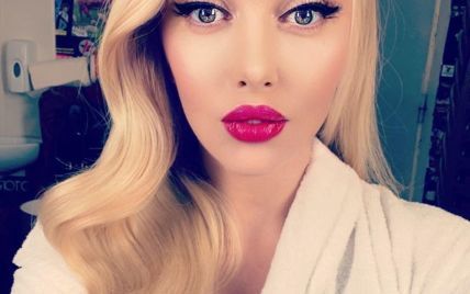 З яскравими губами і стрілками: Оля Полякова похизувалася ефектним макіяжем