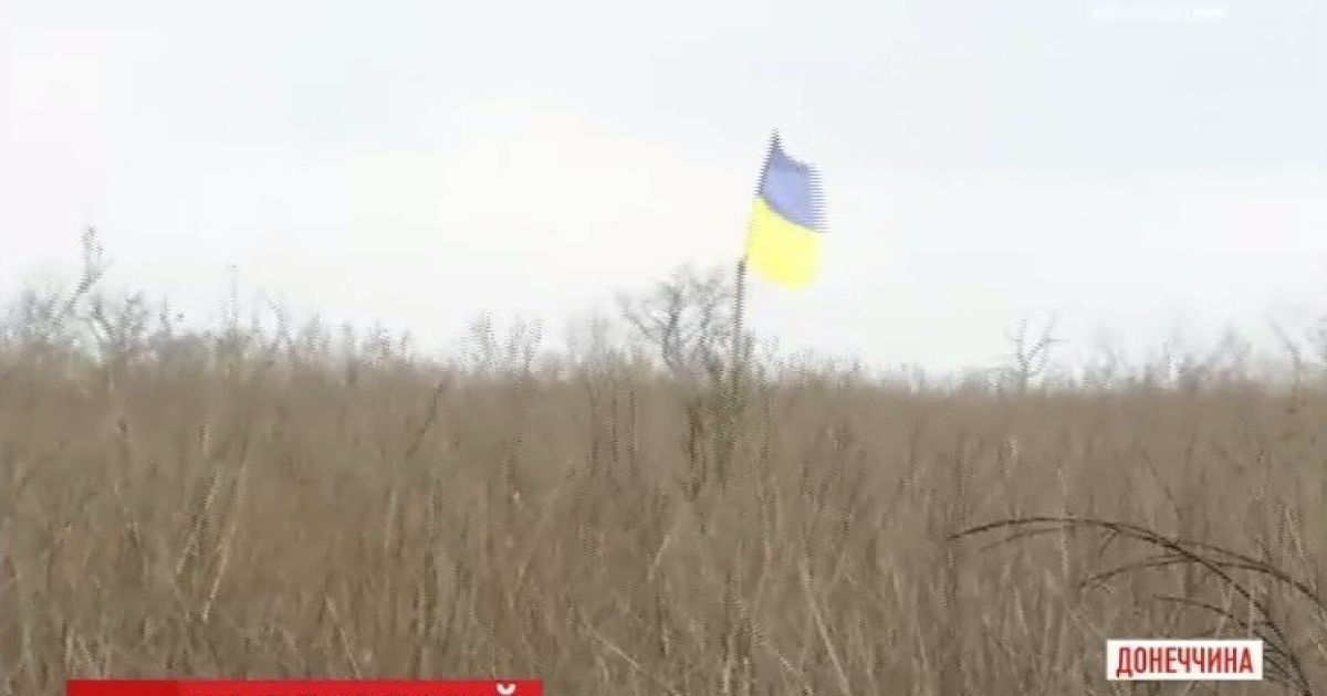 Военные установили украинский флаг под носом у боевиков на юге Донетчины