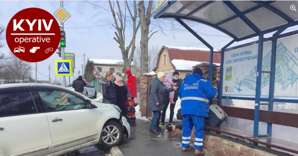 Сплутав педалі: під Києвом водій в'їхав у зупинку і травмував маму з дитиною / © Київ Оперативний