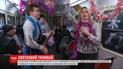 В последнюю пятницу года журналисты ТСН традиционно развозили людей на работу новогодним трамваем