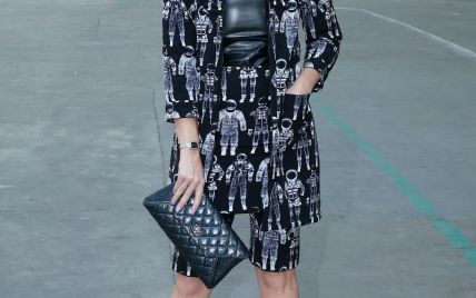 Стильная Кэти Перри пришла на показ Chanel в необычном костюме