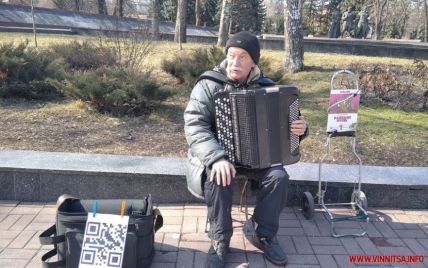 "Готов брать и биткоины": в Виннице уличный музыкант-пенсионер принимает деньги через QR-код