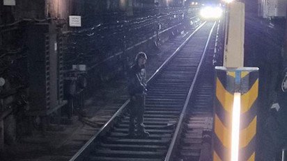У Києві чоловік чоловік посеред тунелю зупинив рух метро