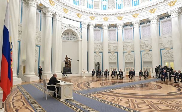 В Сенатском дворце Кремля президент РФ Владимир Путин проводил заседание Совбеза перед полномасштабным вторжением в Украину / © Telegram / faridaily