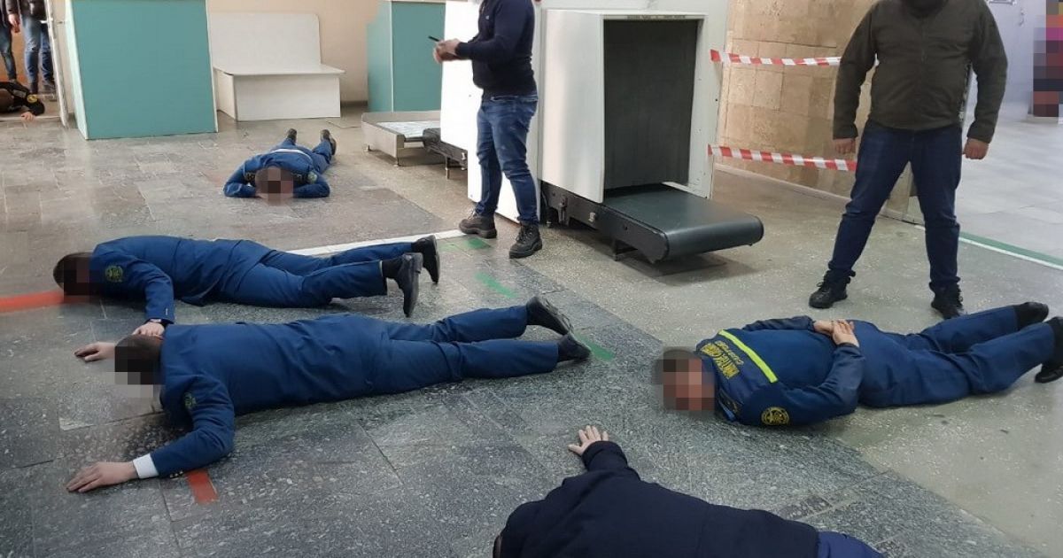 Митники аеропорту "Херсон" попалися на систематичному вимаганні хабарів із підприємців