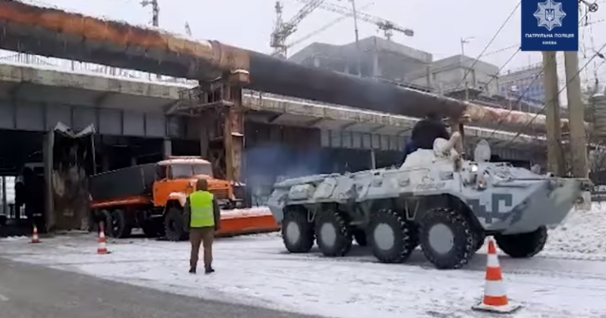 У Києві БТР звільняв застряглий на шляхопроводі самоскид: відео