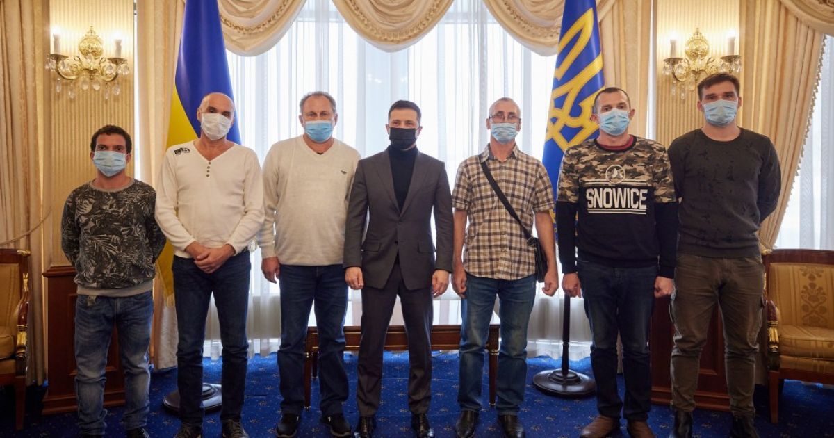 Украинские моряки, захваченные пиратами в Гвинейском заливе, вернулись домой: фото