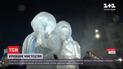 У Львові митці тешуть з криги новорічно-різдвяні скульптури за плюсової температури