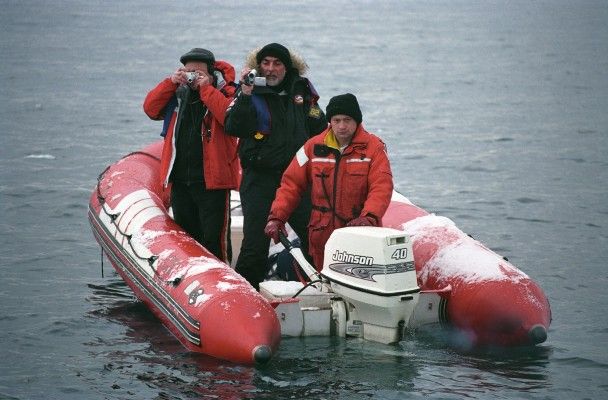 Полярники на одному із "Зодіаків" / © НАНЦ