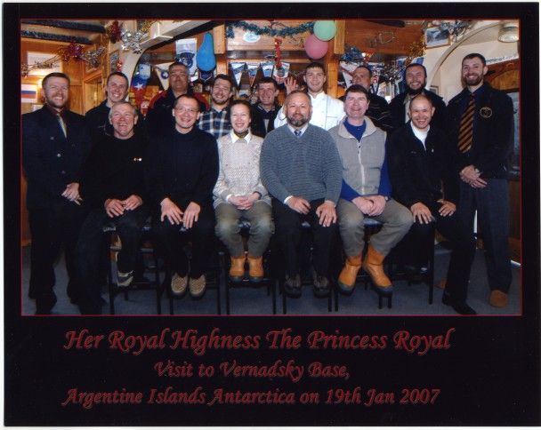 Принцеса з чоловіком у компанії полярників / © НАНЦ