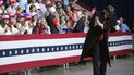 Дональд Трамп демонструє, як грає у гольф