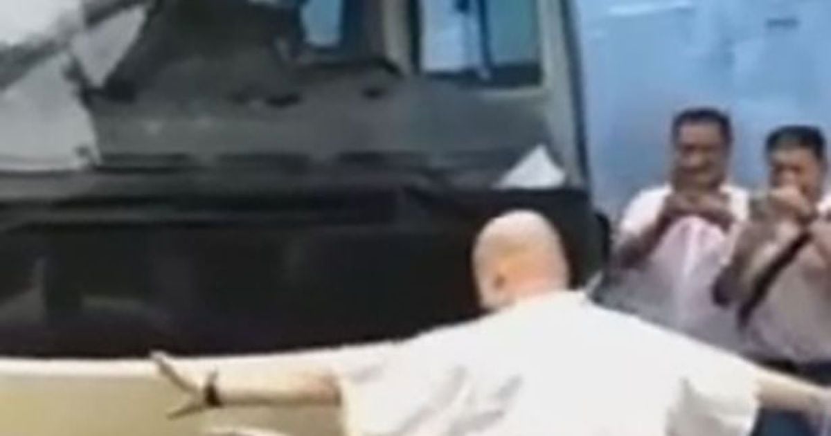 В Китае монах протянул 18-тонный автобус привязав его к половому органу