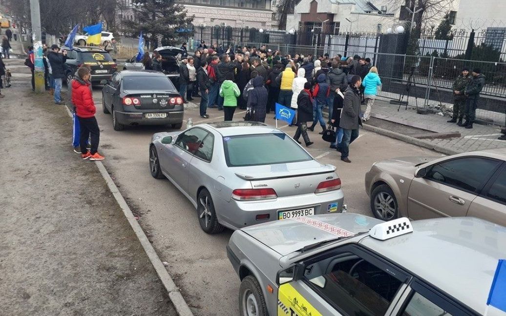 Автомайданівці привезли до посольства надгробок з фото Путіна / © facebook.com/automaidan