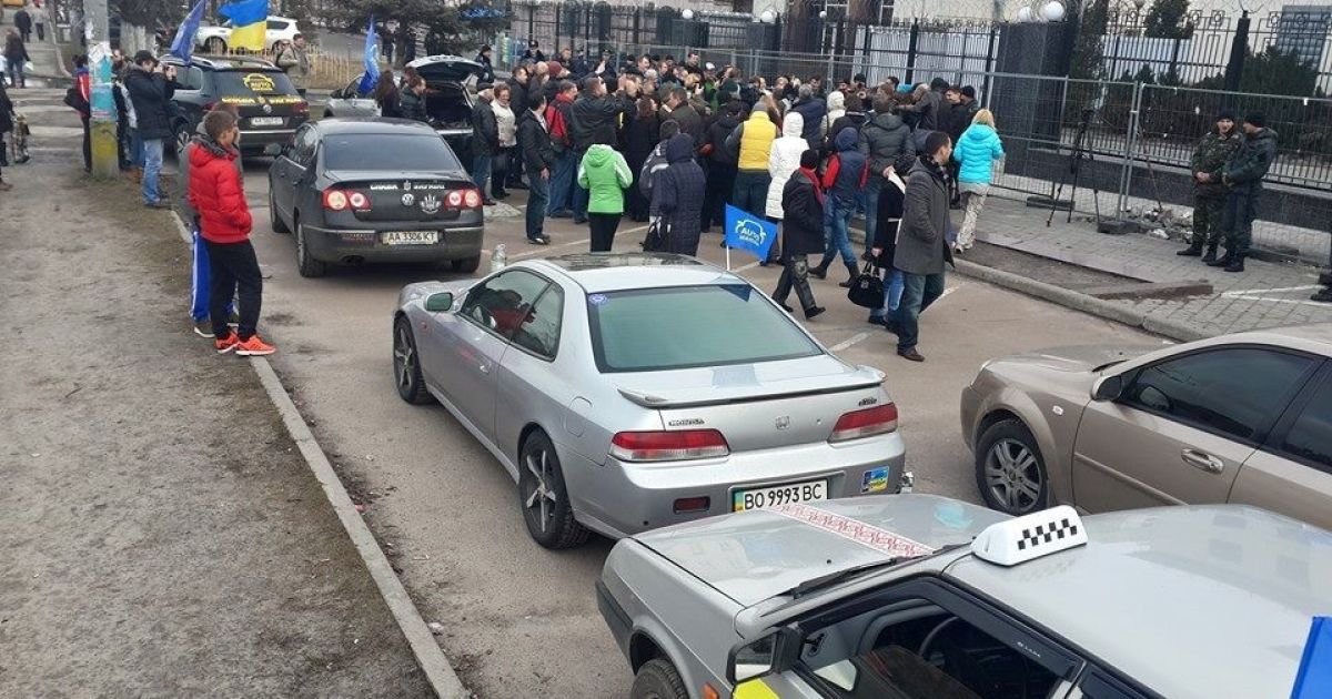 Автомайдановцы привезли к посольству надгробие с фото Путина / © plus.google.com / Олена Лісовська