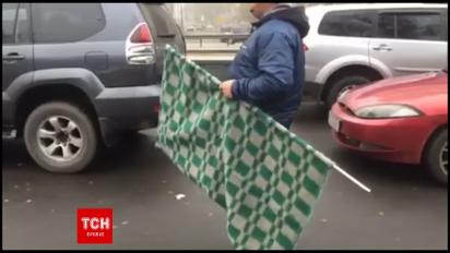 "Автомайдан" отправился к Луценко с клетчатым одеялом