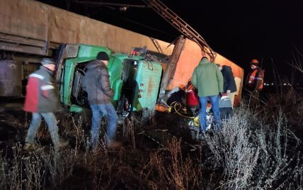 ДТП на предприятии в Кривом Роге: столкнулись локомотив и "вахтовка" с работниками