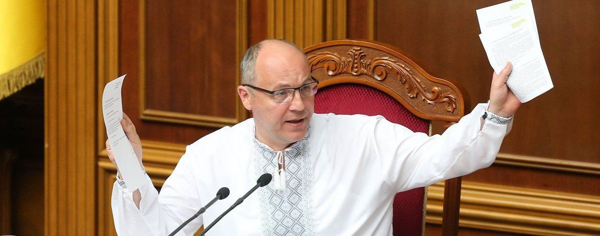 Парубий требует от Зеленского подписать закон о ВСК по импичменту президента