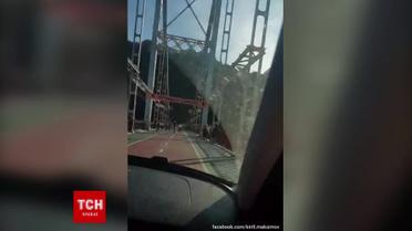 Наглые парни проехались на авто Пешеходным мостом