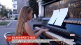В Харькове на улицах выставили около тридцати пианино, потом их передадут в школы и детсады