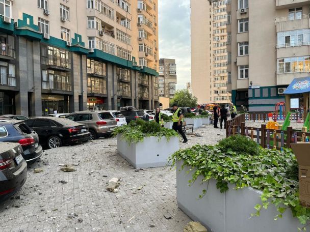 В результате падения обломков ракеты произошло частичное разрушение многоэтажки в Соломенском районе Киева. / © Полиция Киева / Facebook