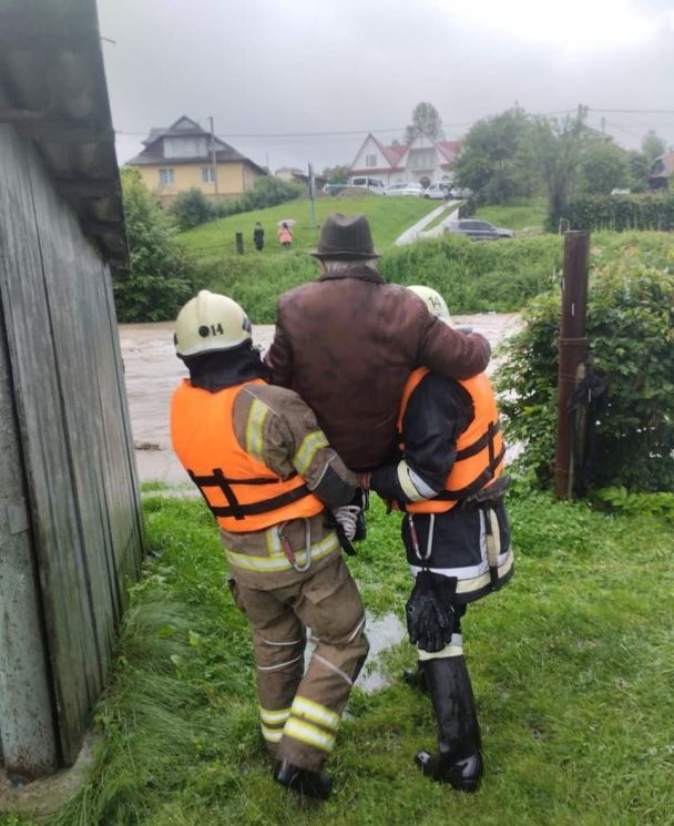 Рятувальники надають допомогу мешканцям підтоплених будинків у Коломийському районі Івано-Франківшини / © ДСНС