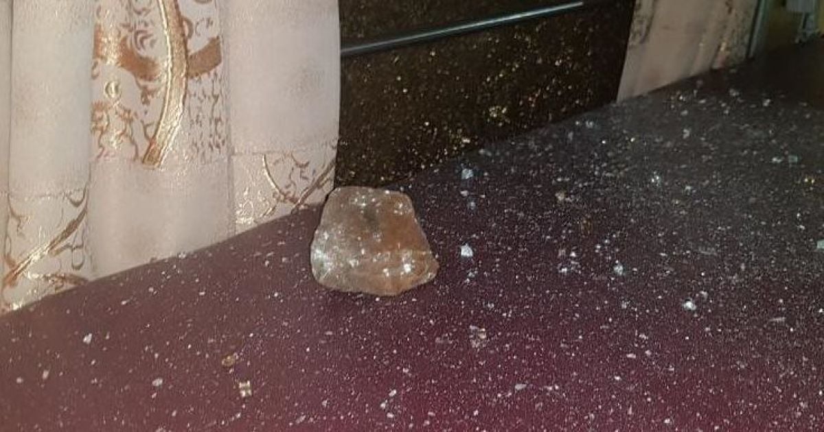 Попали в окно пассажирского вагона: поезд "Львов - Москва" забросали камнями