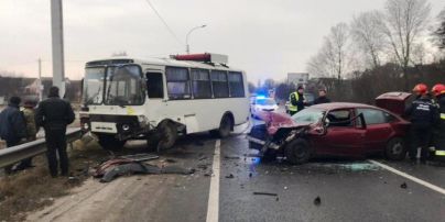 Під Черніговом легковик зіткнувся з автобусом: загиблого водія довелося деблокувати з автівки