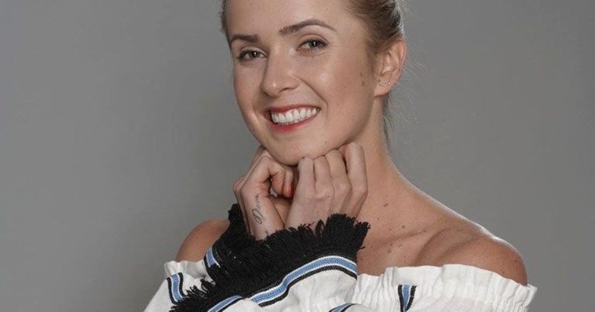 "Вдягни вишиванку - підтримай Україну!" Світоліна блиснула оголеними плечима у романтичній сорочці