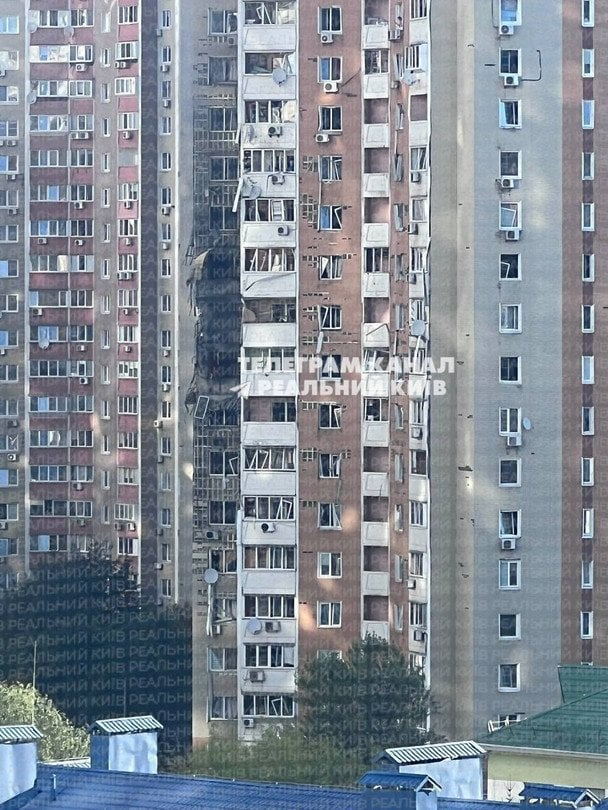 Наслідки атаки по багатоповерхівці. Фото: Реальний Київ