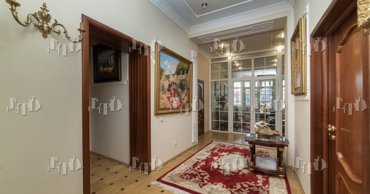 Під Києвом продають триповерховий будинок колишнього генпрокурора-втікача Пшонки