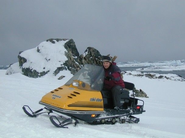 Полярник на аеросанях Ski-Doo / © НАНЦ