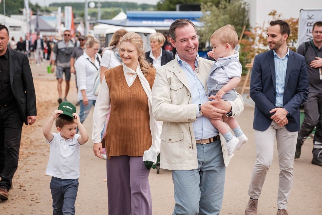 Шұлық киген жалаңаш қыздың суреті