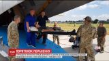 Літак із тринадцятьма пораненими на Донбасі бійцями прибув до Одеси