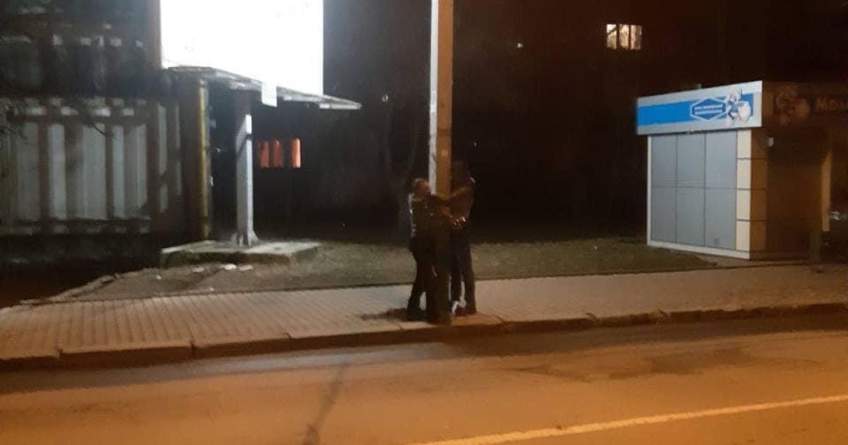В Івано-Франківську спіймали двох мародерів та прив'язали до стовпа