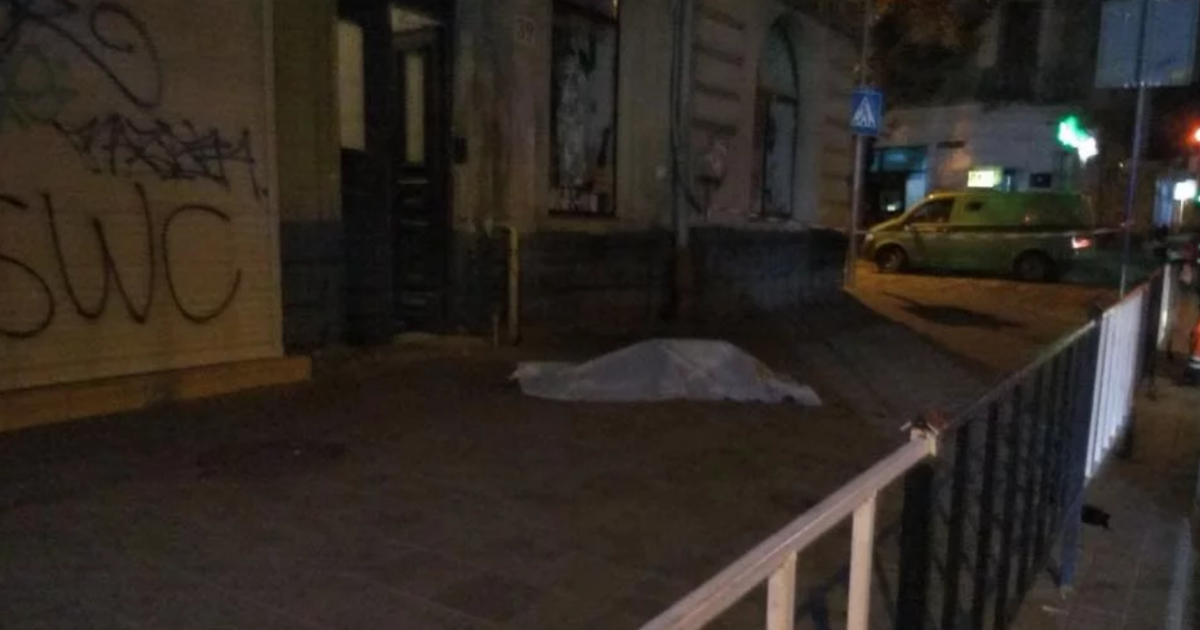 Во время падения со второго этажа во Львове насмерть разбилась девушка