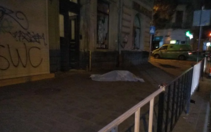 Во время падения со второго этажа во Львове насмерть разбилась девушка