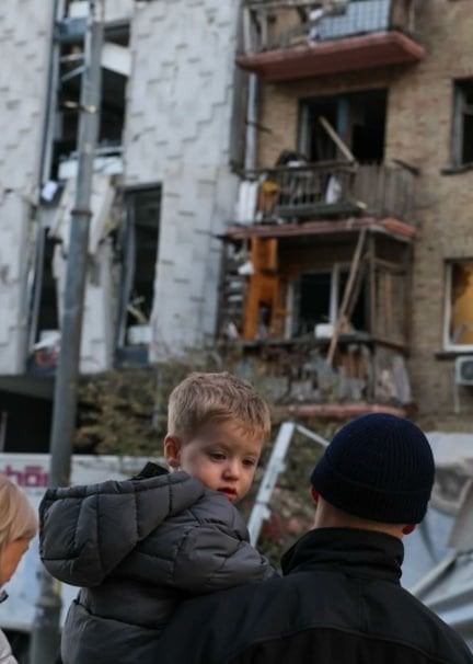 Зруйнований двір та будинок у Києві / © Радіо Свобода