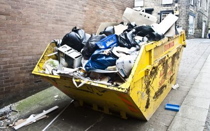 В Днепре из одной квартиры вывезли восемь «Камазов» мусора