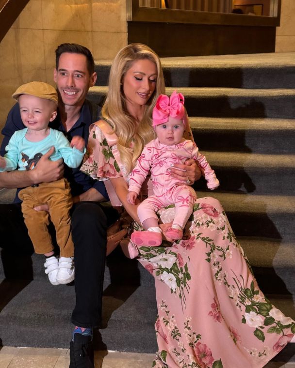 Періс Гілтон з родиною / © instagram.com/parishilton