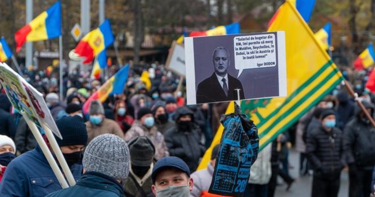 У Молдові тисячі людей протестують проти влади Додона: вимагають дострокових парламентських виборів