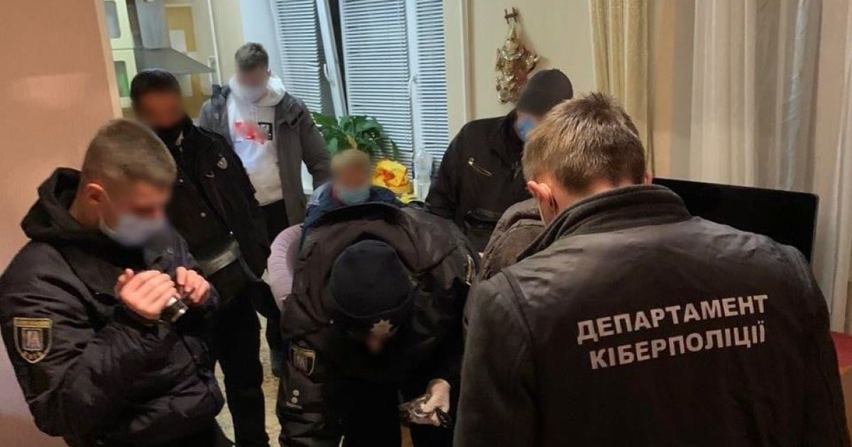 Незаконне зняття грошей з банківських картоккиян / © Кіберполіція
