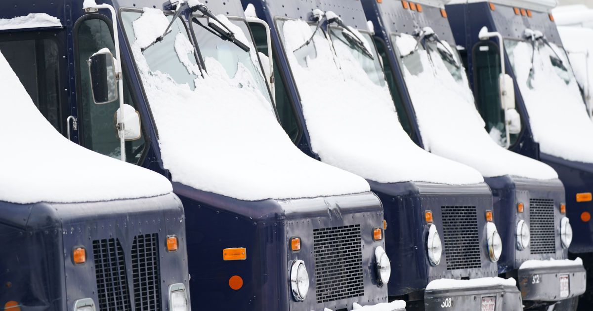 Пив шампанське та розмовляв телефоном: поліція Великої Британії затримала водія фургону, який нахабно ігнорував всі правила ПДР