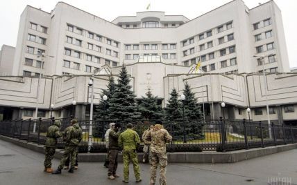 Под КСУ требуют отмены скандального закона Кивалова-Колесниченко