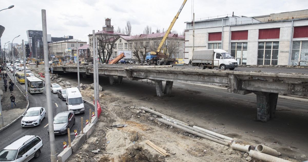 Строительство моста на Шулявке оказалось под угрозой. Известна причина