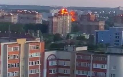 "Чому не в полі, с*ка!": момент падіння військового літака в Росії потрапив на відео